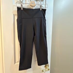 Lululemon Black Workout Pants – Below-the-Knee Length with Pockets